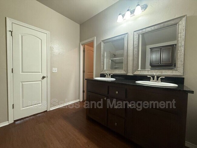 Building Photo - 2408 Alta Vista Ln