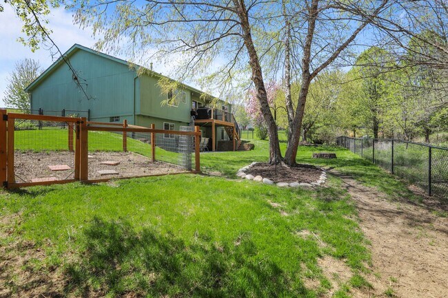 Building Photo - Stunning Raised Ranch | 4 Bedroom 3 Bathro...