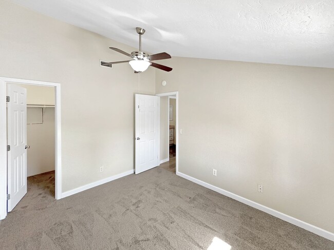 Building Photo - Great 3B/2BA Townhome in Vista!