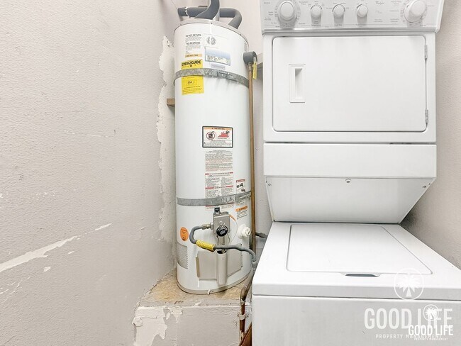 Building Photo - Great 2B/2BA Townhome in Scripps Ranch w/ New Carpets, A/C & Swimming Pool!