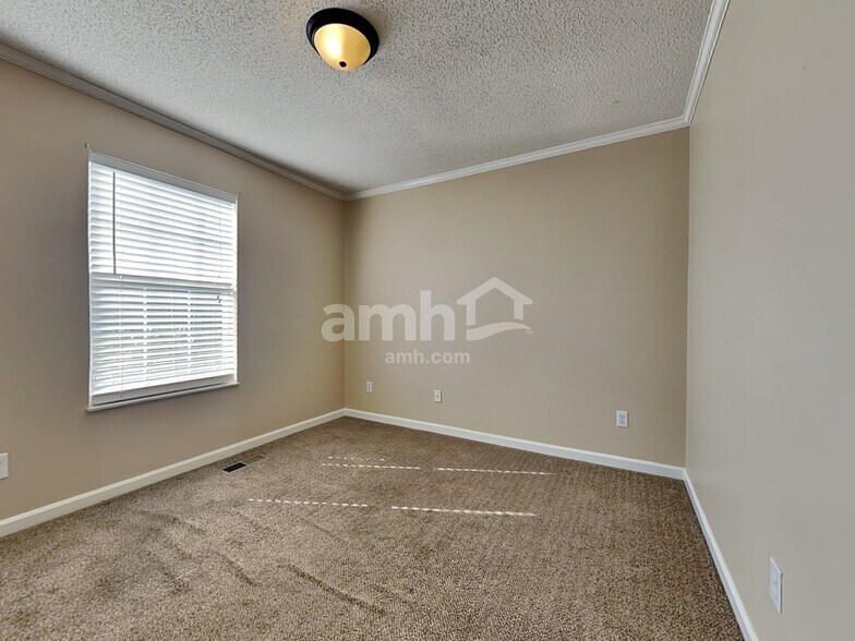 Building Photo - 5721 Jamaica Ln