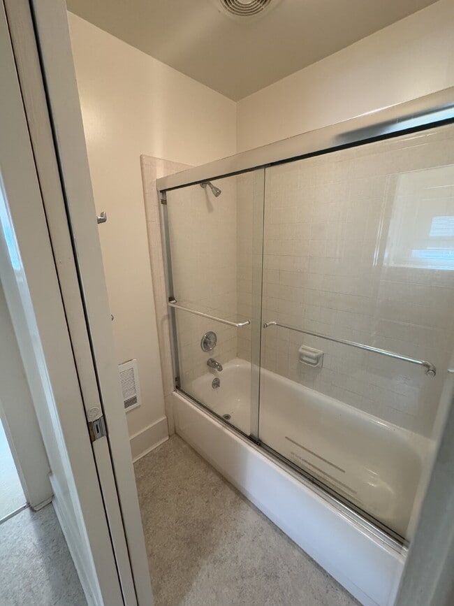Building Photo - 3 Bedroom, 1 Bathroom Brooklyn Home