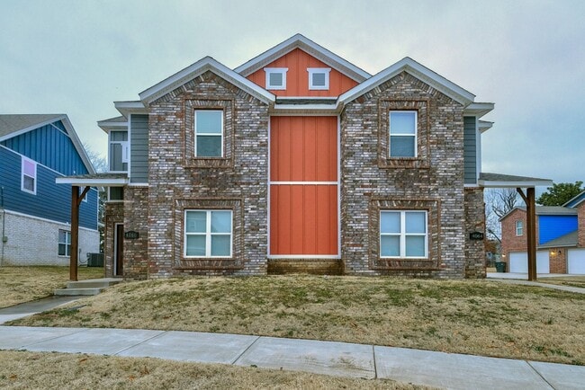 Building Photo - FREE 55” TV or 28” Blackstone! Plus $150 Amazon gift card! Beautiful 3 bed / 2.5 bath duplex with...