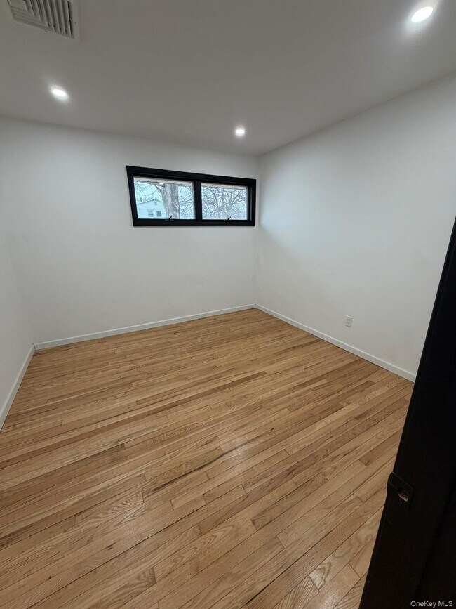 Building Photo - 19 7th St