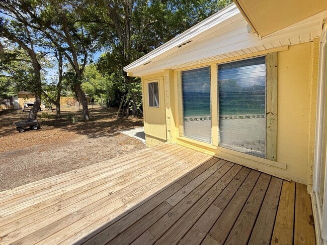 Building Photo - 244 Greenbrier Dr NE