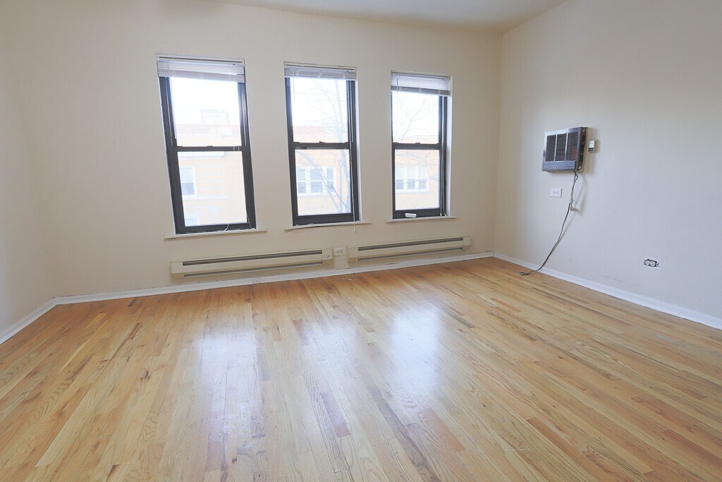 Building Photo - 823 W Newport Ave