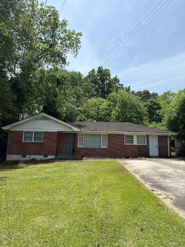 Building Photo - 3 bed and 1 bath in Decatur!
