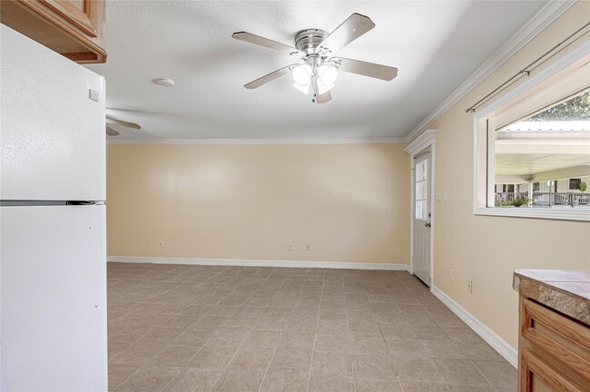 Building Photo - 4 Rainbow Dr