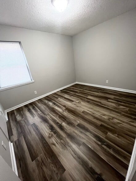 Building Photo - 1102 Crescent Dr