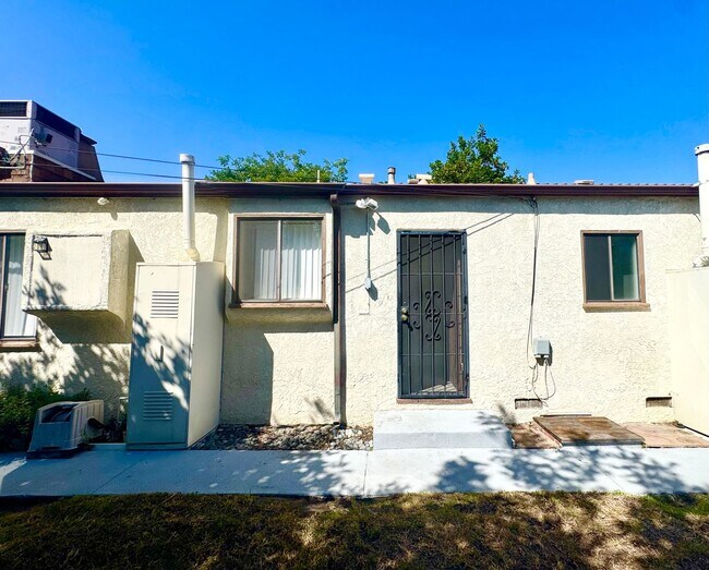 Building Photo - Spacious 2 bedroom, 2 bathroom