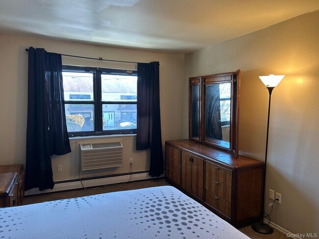 Building Photo - 68 Sneden Pl W