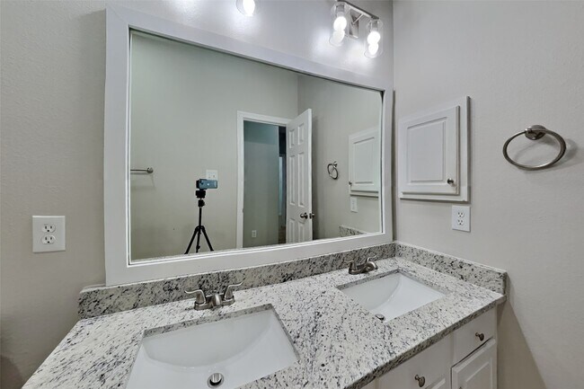 Building Photo - 20743 Oakhurst Park Dr
