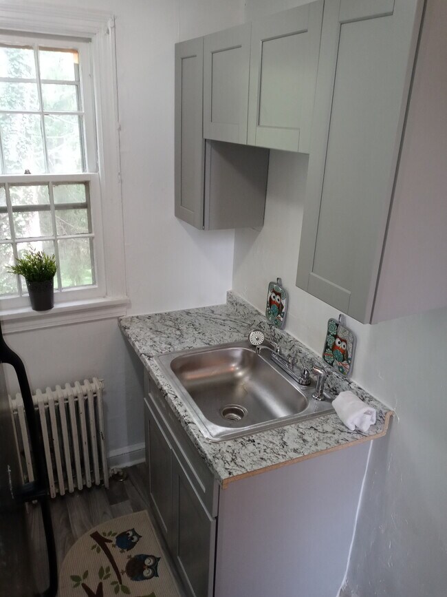 Building Photo - 715 Main St