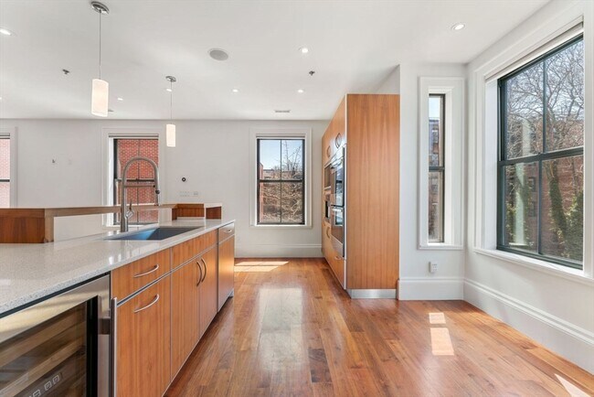 Building Photo - 32 Rutland St