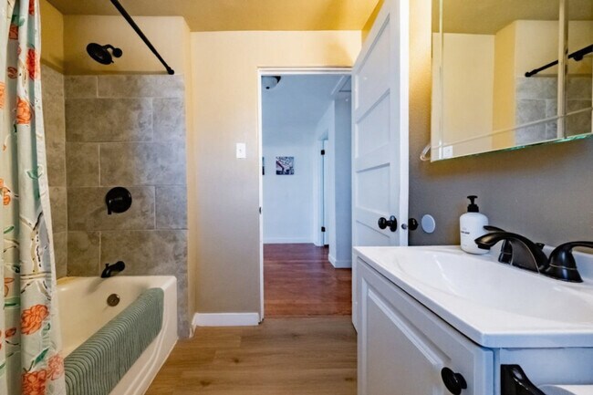 Building Photo - 170 E 100 N