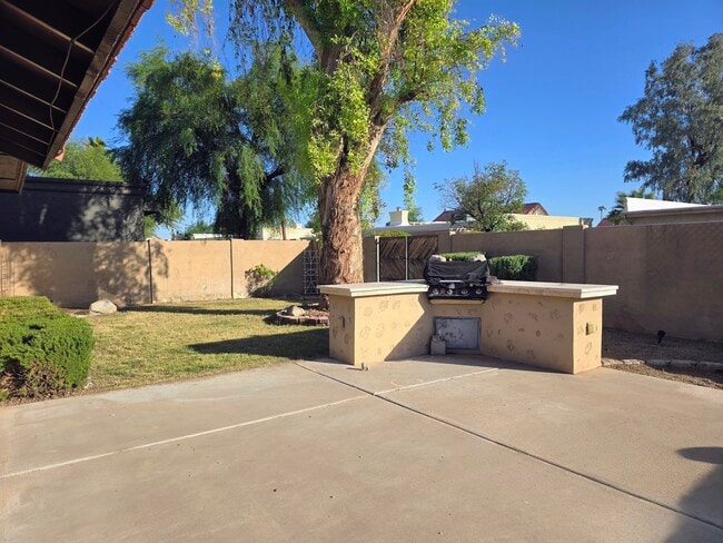 Building Photo - 1827 E Manhatton Dr