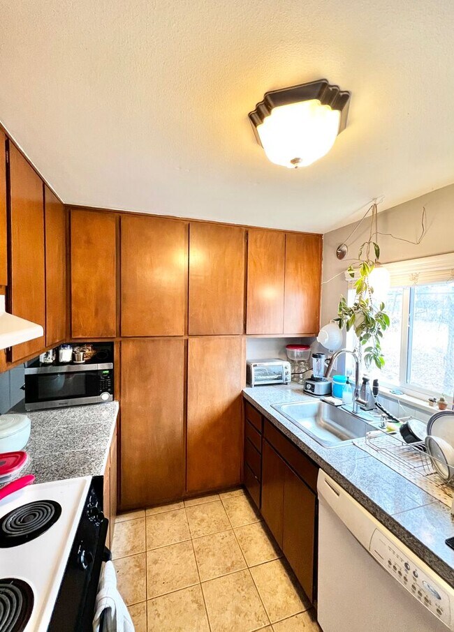 Building Photo - Locust312 (CW-KS)