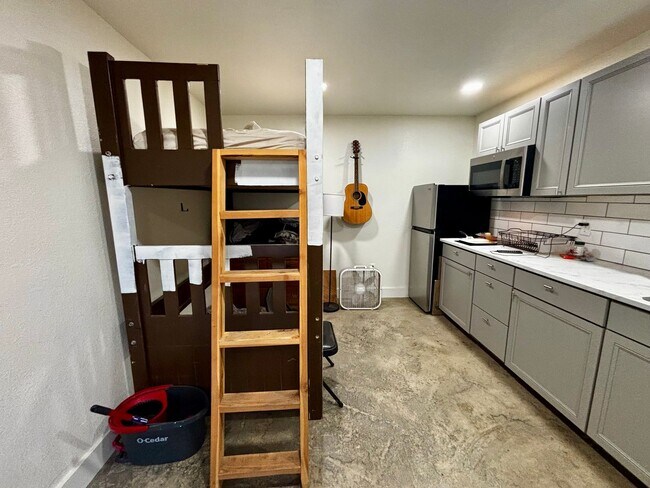 Building Photo - 505 W C St