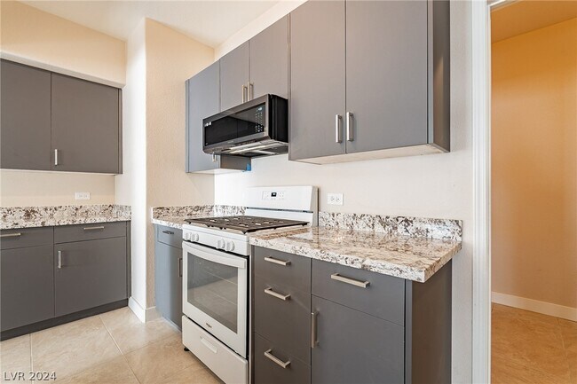Building Photo - 8250 N Grand Canyon Dr