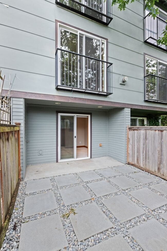 Building Photo - Immaculate West Seattle Townhome