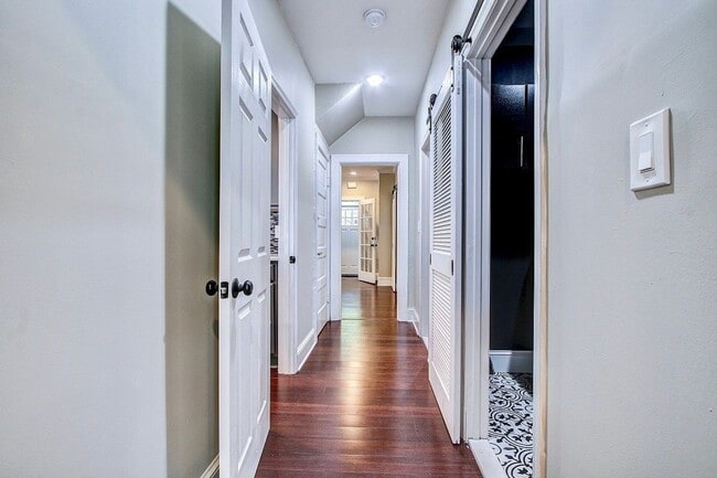 Building Photo - Gorgeous 5 BED + 3.5 Ba in Main House, 1 + 1 in BSMT, 1 + 1 above garage  in the Heart of Downtow...