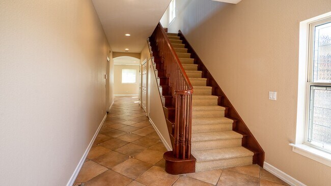 Building Photo - Huge Bay Front 3 Bed 2.5 Bath