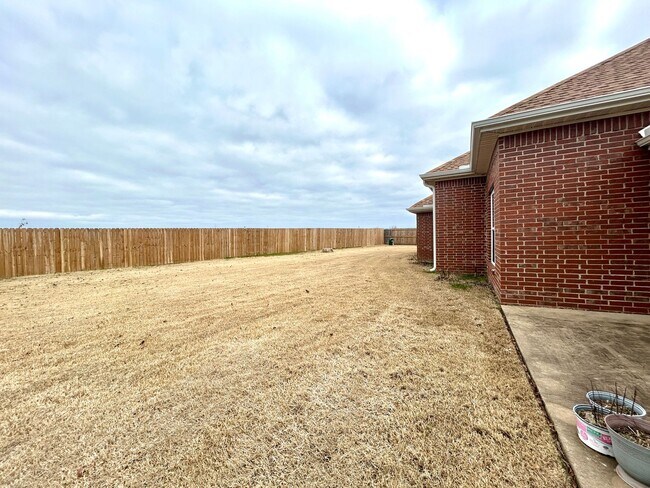 Building Photo - Spacious 3 bed 2 bath Single Family with a Large Fenced Backyard!