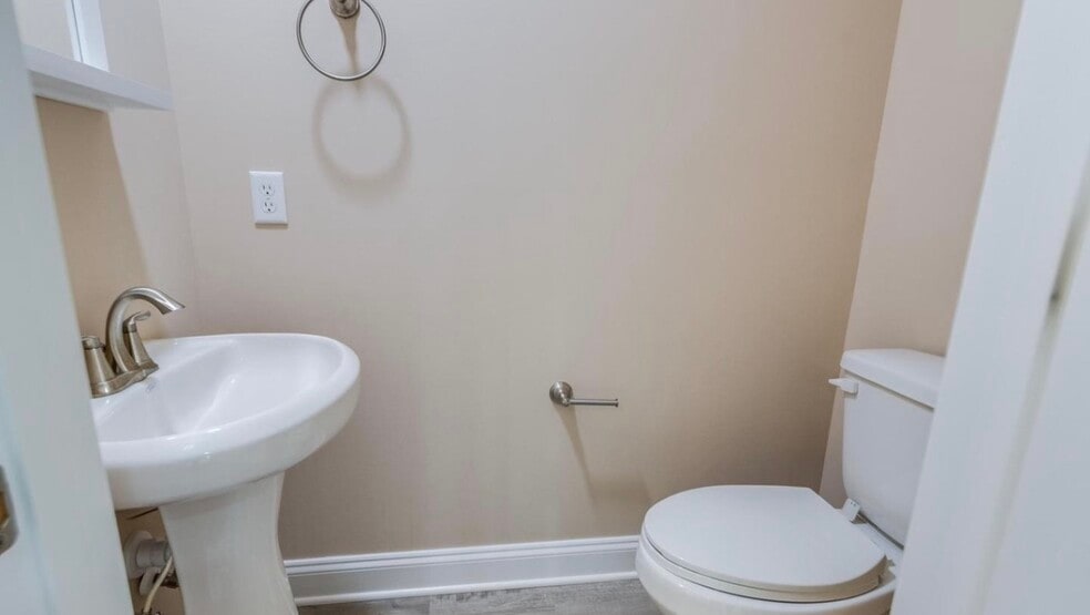 Building Photo - 33916 Darlington St