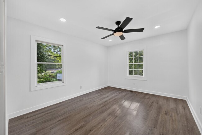Building Photo - 2027 Hilburn Dr SE