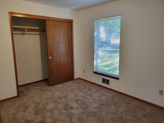 Building Photo - ***PENDING APPLICATION***2 Bed, 1 Bath Beachfront Home For Rent with Stunning Water Views Near Di...