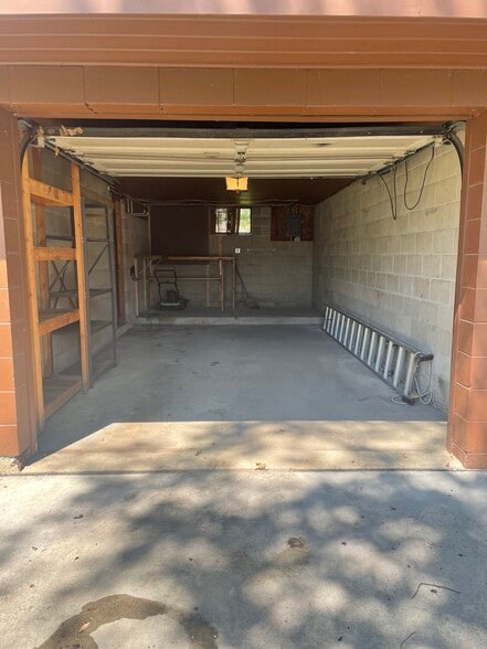 Building Photo - 324 N Ellen St