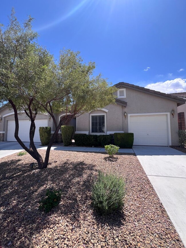 Building Photo - Stunning 4-Bed 3 Car Garage Gated Single S...