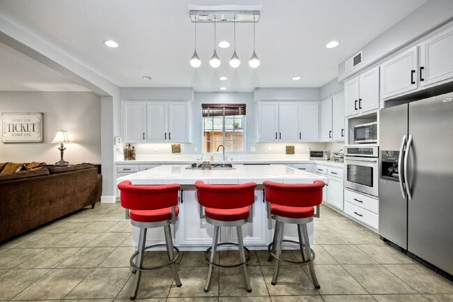 Building Photo - Furnished Rental Available