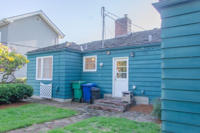 Building Photo - 2bd/1ba Seattle Home