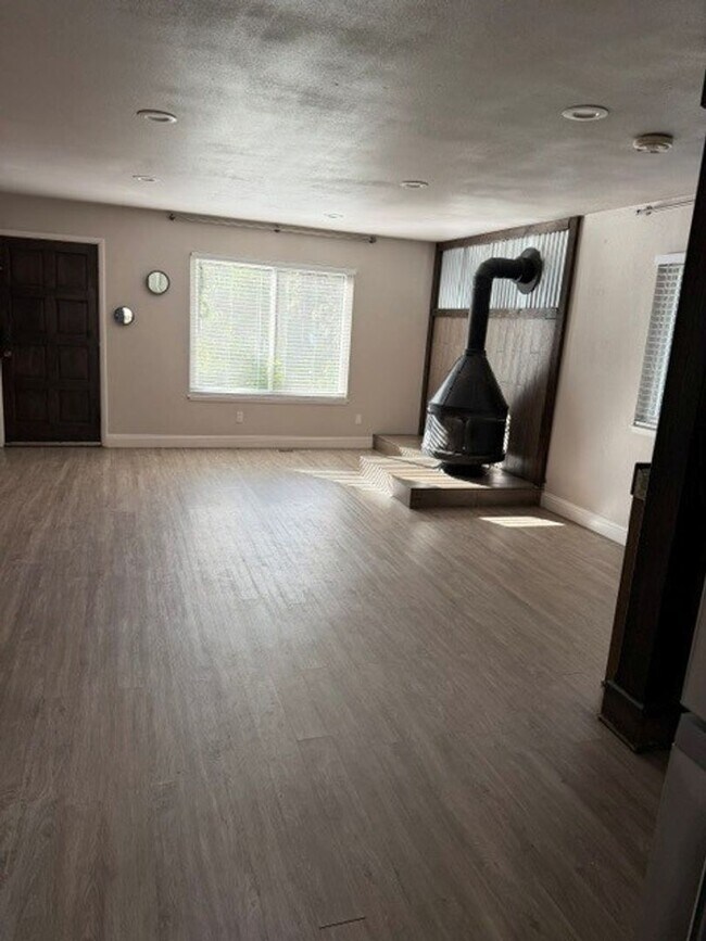 Building Photo - Lovely sunny corner lot unit available now and pet friendly!! Call to inquire today.