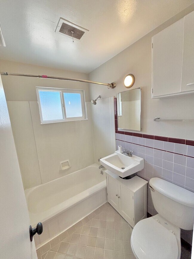 Building Photo - Prime Location! 1BR Bungalow Near DU, Light Rail & Porter Hospital — Available Now!!