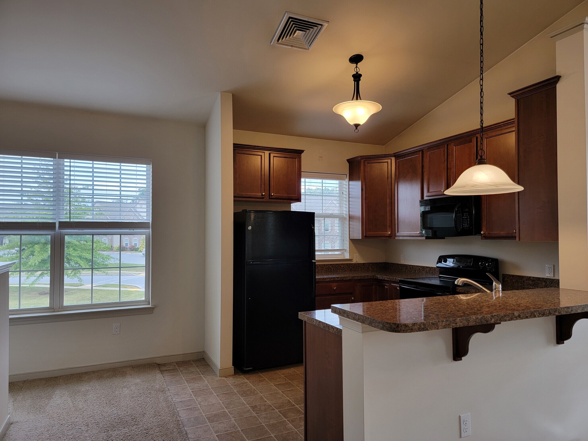 Building Photo - 1942 Shady Oak Dr