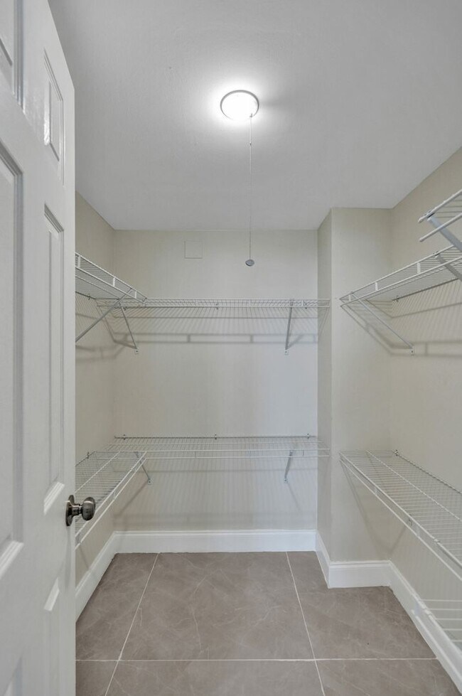 Building Photo - 4810