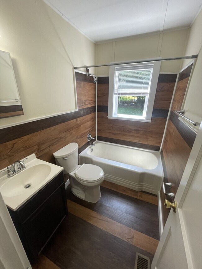 Building Photo - 1 Bedroom 1 Bathroom