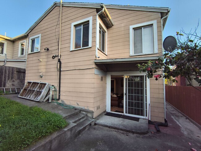 Building Photo - Cozy 3 BD/2 BATH Single Family Home With 2 Floors Located in Albany, Ca.