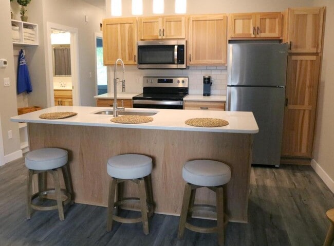 Building Photo - 480 Division St