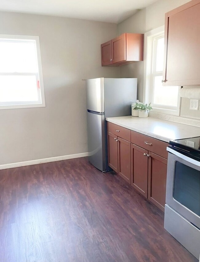 Building Photo - Charming & Cozy 3BR Retreat with Modern Touches in Quiet Des Moines Neighborhood