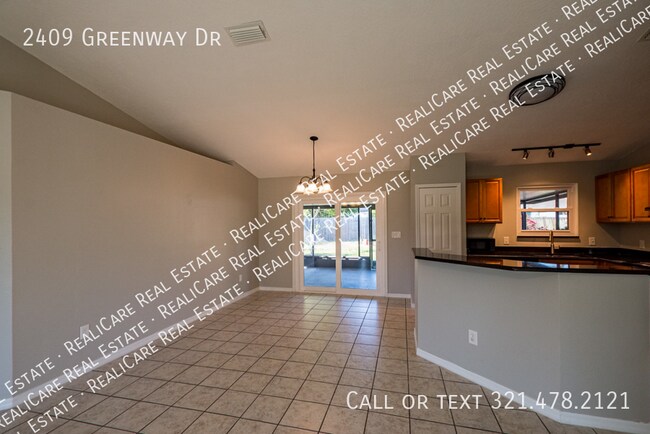 Building Photo - 2409 Greenway Dr