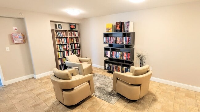 Building Photo - DOWNTOWN FURNISHED 2/2