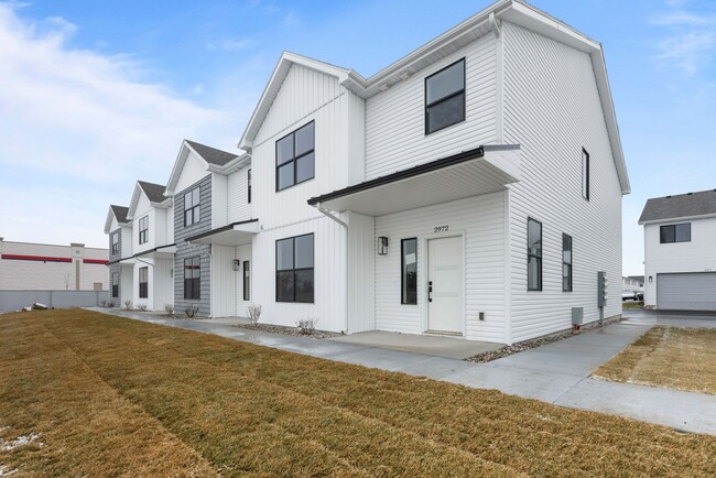 Building Photo - Awesome end unit 3 Bed 2.5 Bath townhome i...