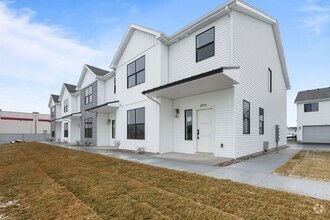 Building Photo - 4 Bedroom 2.5 Bath Townhome with attached ...