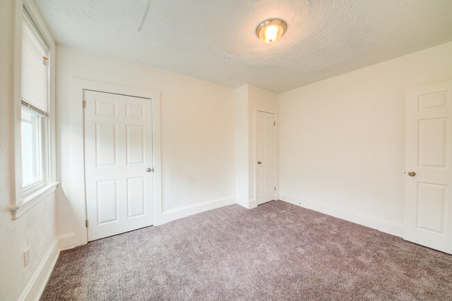 Building Photo - Available JUNE 2026 - Spacious 2 Bedroom Home in Mt. Washington!