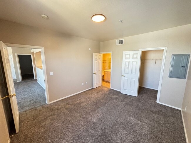 Building Photo - Beautiful 2 bedroom 2 bath condo