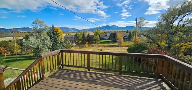 Building Photo - Newly Renovated 3Bed/2Bath Home Now Availa...