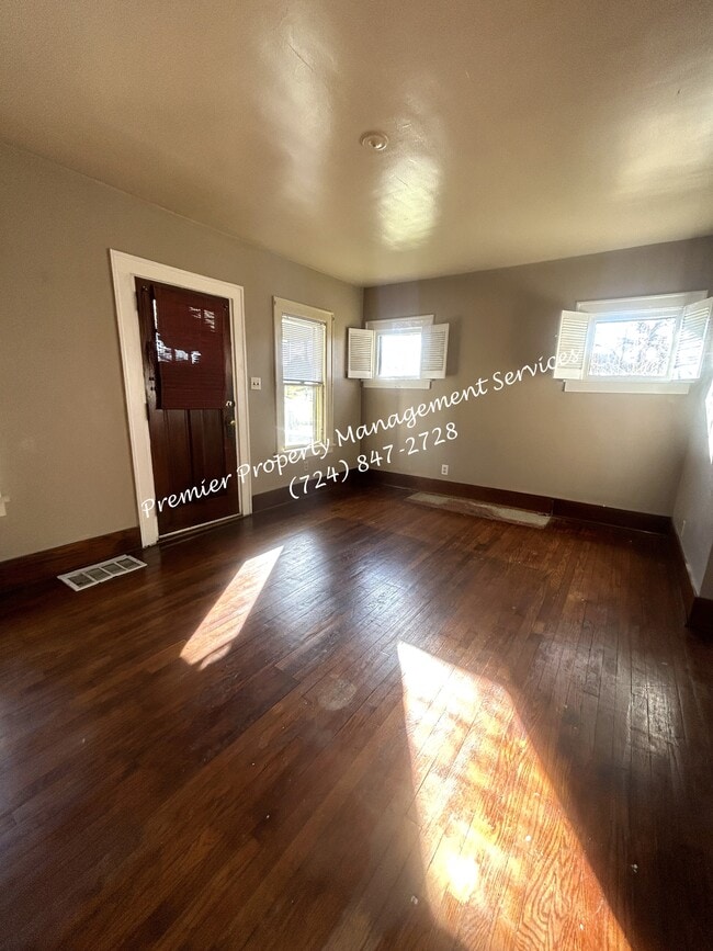 Building Photo - 979 King St